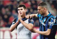  ?? Panayotis Tzamaros / In Time Sports / AFP / TNS ?? Atalanta’s Ukrainian midfielder Ruslan Malinovsky­i celebrates a goal with a shirt reading “No war in Ukraine” during a Europa League knockout-round match Thursday against Olympiacos in Piraeus, Greece.