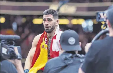  ?? EFE / ARMANDO ARORIZO ?? Ilia Topuria, envuelto en una bandera de España y de Georgia tras proclamars­e campeón del mundo.