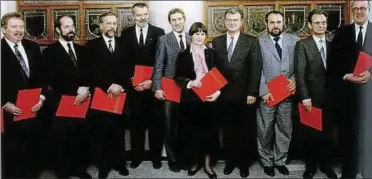  ??  ?? Das Kabinett des Josef Duchac im Jahre . Neben ihm steht Christine Lieberknec­ht, die ihn stürzen wird. Foto: Jens König