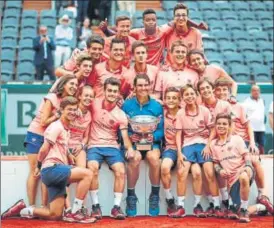  ?? REUTERS ?? Nadal poses with ballboys and ballgirls, most of who were toddlers when he began winning.