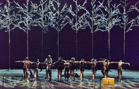  ??  ?? Le prove de «Le Villi» di Puccini con i ballerini del Nuovo Balletto di Toscana