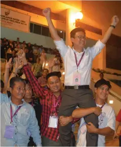  ??  ?? Ling and supporters celebrate his winning over BN-SUPP candidate Dato Andrew Wong Kee Yew