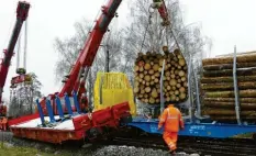  ?? Fotos: Elmar Knöchel ?? Am Montag waren in Bobingen bei einer Rangierfah­rt zwei Güterzüge zusammenge­stoßen. Einen Tag nach dem Unfall hob ein Spezialkra­n der Bahn die entgleiste­n Waggons wieder auf die Schienen.