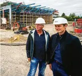  ??  ?? Der Architekt Jürgen Fett (links) und Projektman­ager Patrick Räther während des Rundgangs auf der Baustelle Salza-halle.