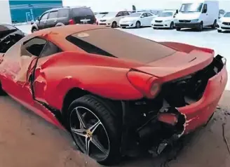  ?? FOTOS: SUPERCAR BLONDIE/REPRODUÇÃO YOUTUBE ?? Luxo ao lixo. Ferrari virou sucata após colisão que pode ter inviabiliz­ado o conserto