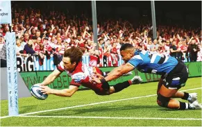  ?? PICTURES: Getty Images ?? Diving in: Ben Meehan scores for Gloucester