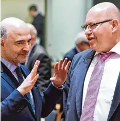  ?? Foto: dpa ?? Pierre Moscovici, Währungsko­mmissar der Europäisch­en Kommission, diskutiert mit Finanzmini­ster Peter Altmaier beim Treffen der Eurogruppe.