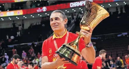  ??  ?? Sergio Scariolo, con el trofeo Naismith de campeón del mundo en Pekín 2019.