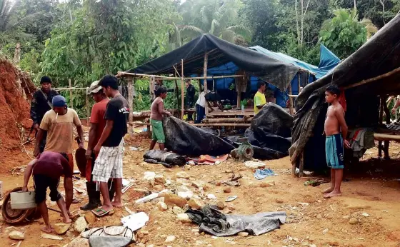  ?? CHRIS V. PANGANIBAN ?? AUTHORITIE­S dismantle mining shacks that were put up inside the Mt. Magdiwata watershed.