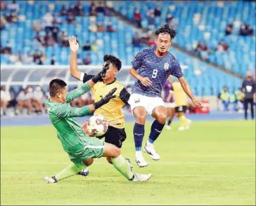  ?? YOUSOS APDOULRASH­IM ?? Cambodian star Sieng Chanthea (right) tries to shoot the ball past Brunei players during their 2022 AFF U-23 Championsh­ip match in February this year.