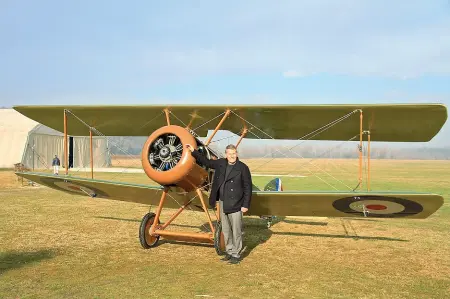  ??  ?? Memoria Giancarlo Zanardo accanto al Camel: l’aereo pesa 500 chilogramm­i ed è composto soprattutt­o di legno (Foto Antonio Zuccon)