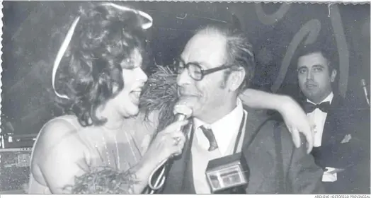  ?? ARCHIVO HISTÓRICO PROVINCIAL ?? La actriz y cantante Marujita Díaz y el fotógrafo González, en el Teatro Falla en el año 1977.