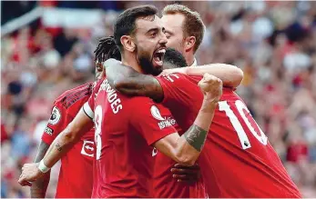  ?? ?? Bruno Fernandes abraça Rashford enquanto celebra um dos golos do inglês