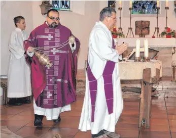  ?? SZ-FOTO: KURT EFINGER ?? Mit Weihrauch schritt Pfarrer Gianfranco Loi zu Beginn um den Altar der renovierte­n Kirche.