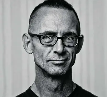  ??  ?? No importa la violencia: Chuck Palahniuk se tilda de hombre romántico y amante del punk