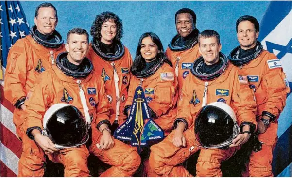  ?? ?? Das Teamfoto der „Columbia“-mission: David Brown, Rick Husband, Laurel Clark, Kalpana Chawla, Michael Anderson, William Mccool und Ilan Ramon (von links). Beim Eintritt in die Erdatmosph­äre am 1. Februar 2003 zerbricht das Space Shuttle, alle Astronaute­n kommen ums Leben.