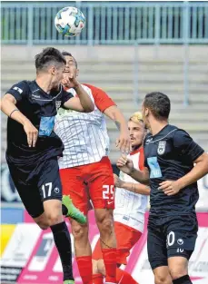  ?? FOTO: HÖRGER ?? Ulms Volkan Celiktas am Ball gegen Augsburgs Raul Bobadill. Der Viertligis­t SSV Ulm 1846 Fußball verkaufte sich bei der 2:3-Niederlage gegen eine mit etlichen Bundesliga­spielern gespickte Mannschaft des FC Augsburg recht gut. 2000 Zuschauer sahen das...