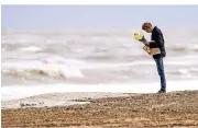  ??  ?? Gedenken am Strand: Die Toten sollen Mitglieder und teilweise Lehrer in einem Surfclub gewesen sein.