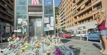  ??  ?? Furio Camillo Fiori, messaggi e peluche tre anni fa davanti all’ascensore della metropolit­ana teatro della morte del piccolo Marco, 4 anni