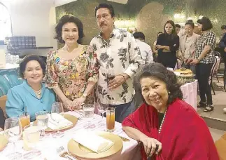  ??  ?? …with Susan Roces and Marichu ‘Manay Ichu’ Maceda…