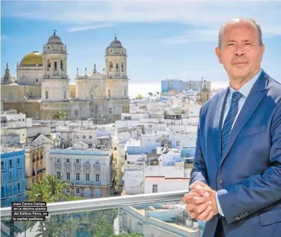  ?? JULIO GONZÁLEZ ?? Juan Carlos Campo en la décima planta del Edificio Fénix, en la capital gaditana.