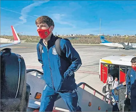  ??  ?? Miranda, en primer plano, encabeza la expedición de la Sub-21 en el vuelo a Eslovenia.