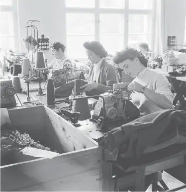  ?? Getty Images ?? Die 1950er waren goldene Zeiten in Vorarlberg­s Textilfabr­iken. Viele hielten dem Preisdruck nicht stand.