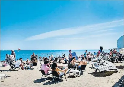  ?? INMA SAINZ DE BARANDA ?? Turistas en la playa de la Barcelonet­a