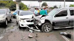  ?? ?? La imprudenci­a al volante hace que muchos conductore­s tengan accidentes viales a las primeras horas del día y esto genera tráfico.