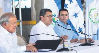  ??  ?? PRESIDENTE­S. Salvador Sánchez Céren, Juan Orlando Hernández y Jimmy Morales.