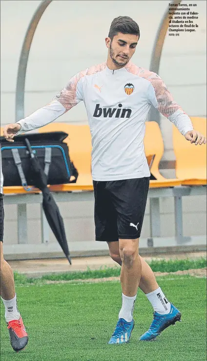  ?? FOTO: EFE ?? Ferran Torres, en un entrenamie­nto reciente con el Valencia, antes de medirse al Atalanta los octavos de final de la Champions League.