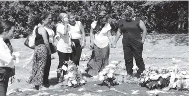  ?? CORTESíA ?? Defensoras de derechos humanos lamentan la muerte de Maritza, en el lugar donde fue enterrada.