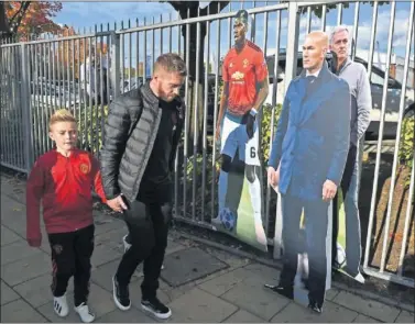  ??  ?? ILUSIÓN. Una silueta de Zidane apareció en Manchester junto a otra de Pogba y delante de Mourinho.