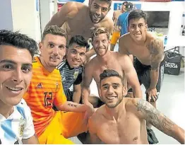  ??  ?? Vestuario feliz. Pavón, Armani, Acuña, Fazio, Ansaldi, Salvio y Meza.