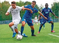  ?? FOTO: LEHMANN ?? Mijo Tunjic (links) setzt sich hier gegen Walldorfs Kapitän Manuel Kaufmann durch. Der Stürmer erzielte das 2:0 für die SVE.