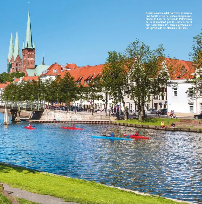  ??  ?? Desde las orillas del río Trave se admira una bonita vista del casco antiguo medieval de Lübeck, declarado Patrimonio de la Humanidad por la Unesco, en el que sobresalen las torres gemelas de las iglesias de St. Marien y St. Petri.