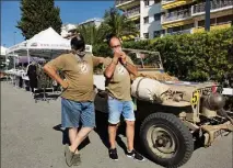  ?? (Photo M.L.M.) ?? Franck Taroni et Thierry Léothier devant la jeep Willys .