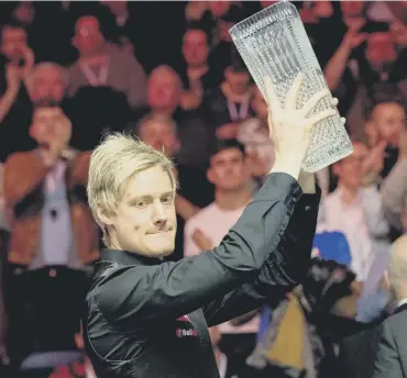  ??  ?? 0 Neil Robertson lifts the trophy after his thrilling 9-8 win in the final of the Dafabet Scottish Open.