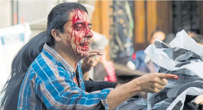  ?? FOTOS DE GUSTAVO CARRIZO ?? Imágenes exclusivas. Fernando Esteche ya recibió las heridas e increpa a sus agresores, durante la marcha por Maldonado. Acusó a militantes de Quebracho.