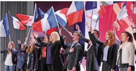  ?? FOTO: ALAMODE FILM ?? Nationalis­tischer Taumel als Ersatz für Anerkennun­g: Eine Szene aus dem Film „Das ist unser Land!“, der dem Front National den Spiegel vorhält.