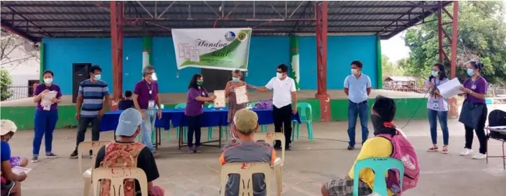  ??  ?? FREE PATENTS.
A total of 68 residents of Barangay Burgos in San Jose, Tarlac receive free patents from Department of Environmen­tal and Natural Resources. (DENR Tarlac)