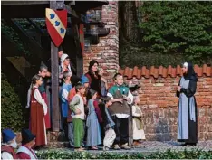  ?? Foto: Gerlinde Drexler ?? Makaber: Ein Kinderchor unter Leitung von Schwester Cäcilia (Petra Lechner Appel) singt zur Hinrichtun­g auf dem Marktplatz.