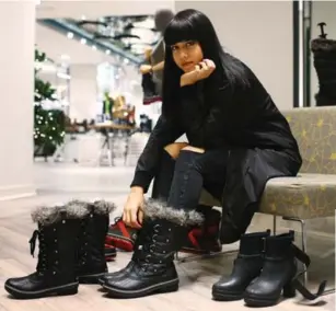 ?? COLE BURSTON/TORONTO STAR ?? Fashion blogger Vanessa Cesario tries on winter boots at The Bay in downtown Toronto.