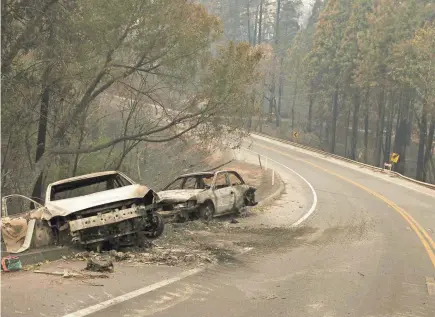  ??  ?? Cars trapped on the roads were engulfed by flames in Paradise, Calif.