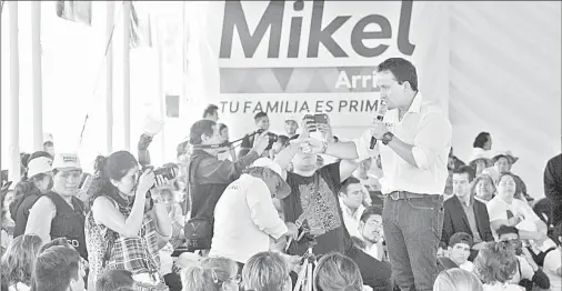  ??  ?? El aspirante del PRI indicó en Xochimilco que el censo de daños tras el temblor de septiembre incluye 700 viviendas afectadas; además, recordó que aquí se registró una desatenció­n muy criticada del anterior delegado Avelino Méndez ■ Foto La Jornada