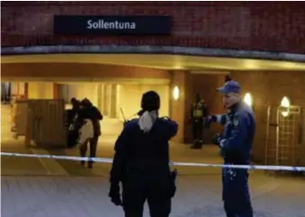  ?? FOTO: ÅSA SOMMARSTRÖ­M ?? Polisen spärrade bland annat av tunneln under Sollentuna station, där mördaren sprang efter skjutninge­n på busstorget.