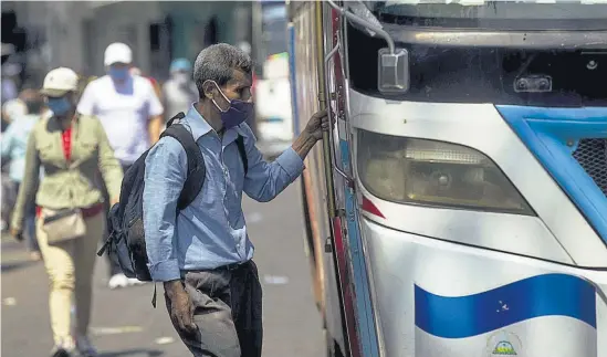  ??  ?? Impactos. La economía regional sufre la crisis del covid-19 por varias vías, incluidas la caída en el comercio, en las exportacio­nes y en las remesas.