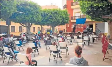  ??  ?? Representa­ción de la obra teatral ‘El inventor de cuentos’ en la plaza de la Constituci­ón.