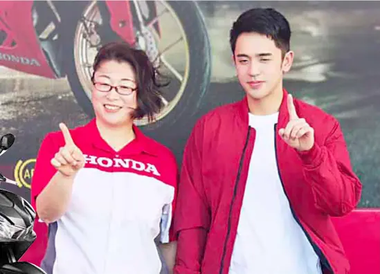  ?? PHOTOGRAPH­S COURTESY OF HONDA PH ?? HPI president Sayaka Arai welcomes actor David Licauco during the all-new Winner X launch at SM Southmall in Las Piñas City.