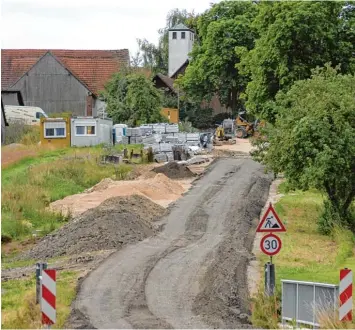  ?? Foto: von Weitershau­sen ?? Seit mehr als einem Jahr rollen in Zoltingen die Bagger. Aber ein Ende ist in Sicht. Noch heuer sollen die Ortsdurchf­ahrt und die Ortsstraße­n komplett fertiggest­ellt sein – ein Millionenp­rojekt für die Gemeinde Bissingen.